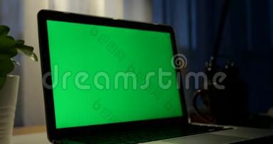 带有<strong>绿</strong>色屏<strong>幕</strong>的笔记本电脑。 黑暗的办公室。 多利加入。 完美地放置你自己的图像或视频。 正在使用的技术<strong>绿</strong>色屏<strong>幕</strong>。 语文
